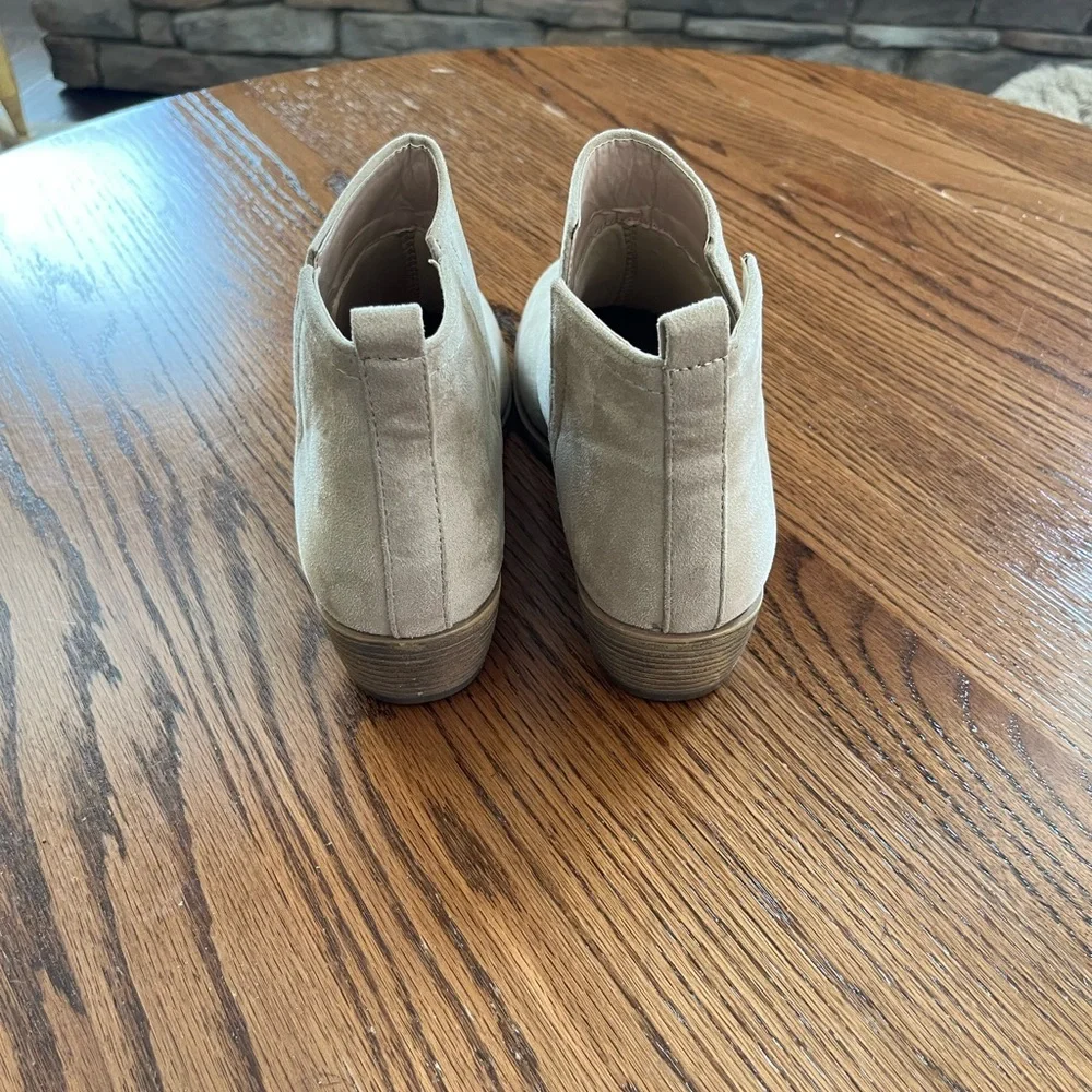 Journee Collection Women’s Rimi Bootie in Stone Suede Stack Block Heels Size 8.5
